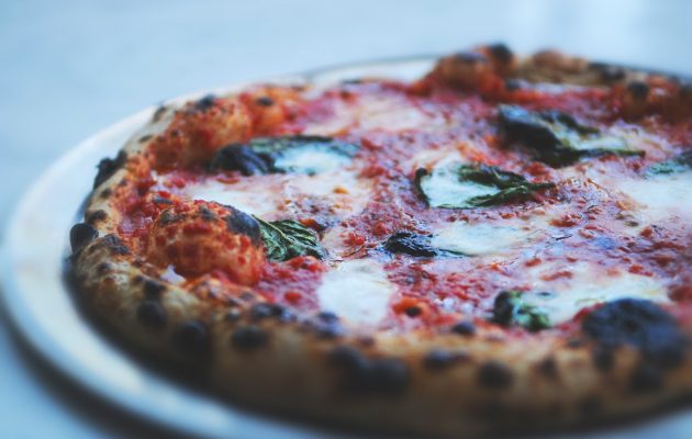 Photo of a margherita pizza